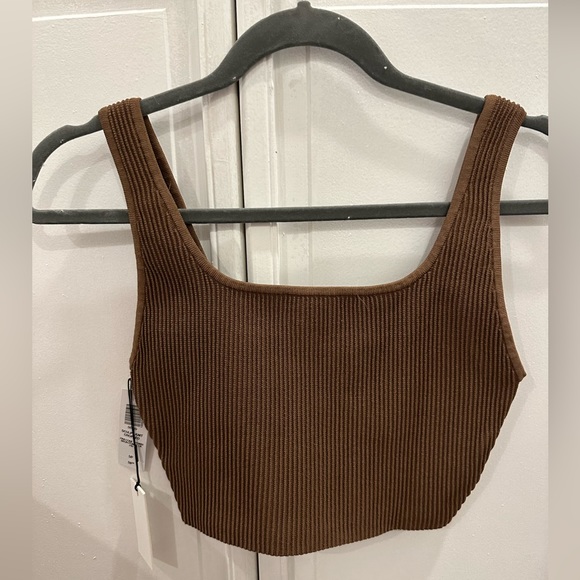 ⭐️NWT Aritzia Babaton Contour Tank Top⭐️ - Picture 2 of 6